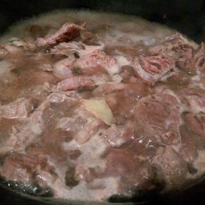 凉水加牛腱子块，加点生姜片，料酒，焯水，把牛腱子洗干净