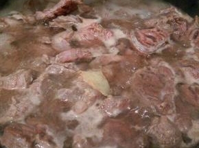 凉水加牛腱子块，加点生姜片，料酒，焯水，把牛腱子洗干净