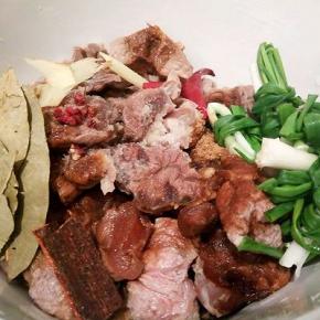 葱结，花椒，大料，桂皮，香叶，盐，生抽，老抽，料酒适量，干辣椒2个，色拉油2勺，