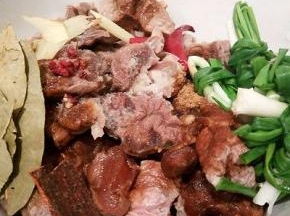 葱结，花椒，大料，桂皮，香叶，盐，生抽，老抽，料酒适量，干辣椒2个，色拉油2勺，