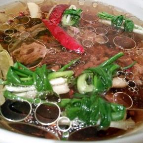 加水没过牛腱子，大火煮开，中火炖至熟透，