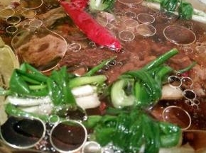 加水没过牛腱子，大火煮开，中火炖至熟透，