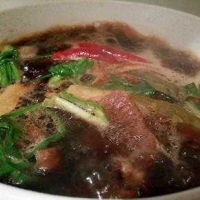 炖的时候，会有沫，可以用勺子捞一下，（可以用筷子夹一个吃一下，熟透就可以）