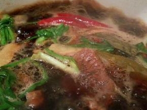 炖的时候，会有沫，可以用勺子捞一下，（可以用筷子夹一个吃一下，熟透就可以）