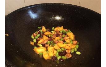 最后放入一小勺盐和菠萝炒匀即可