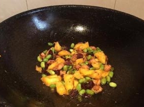 最后放入一小勺盐和菠萝炒匀即可