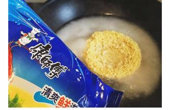 锅内倒入适量水，水开后放入面饼，煮一分钟，然后将面捞出沥干水分即可~