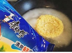 锅内倒入适量水，水开后放入面饼，煮一分钟，然后将面捞出沥干水分即可~