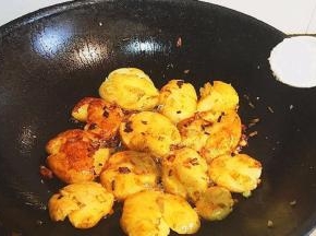加入两勺盐调味
