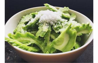 然后切成薄片，加入一茶勺盐拌匀腌制10分钟左右，然后清洗干净~