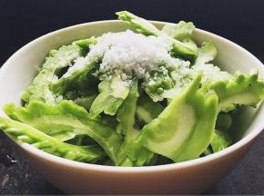 然后切成薄片，加入一茶勺盐拌匀腌制10分钟左右，然后清洗干净~