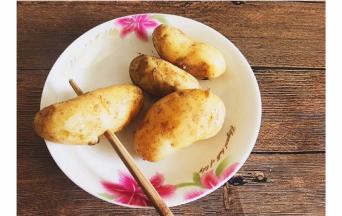 土豆蒸熟，能轻松穿透即可