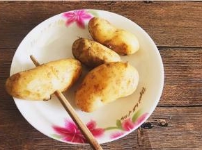 土豆蒸熟，能轻松穿透即可