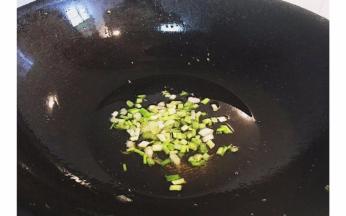 锅内倒入适量油   爆香葱白