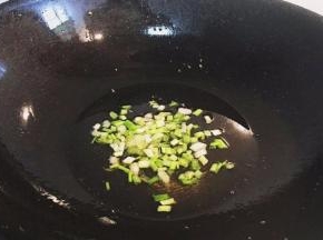 锅内倒入适量油   爆香葱白
