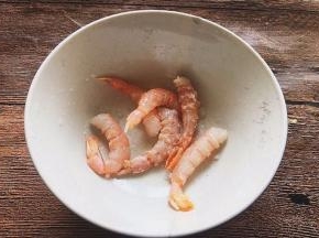 虾仁去壳和虾线  加盐腌制一会儿