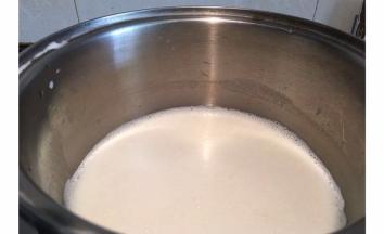 将纯牛奶和白砂糖小火煮至白糖溶解即可~无需煮开