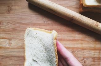 将吐司用擀面杖擀薄