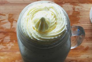 淡奶油加糖打发，然后用裱花袋在杯口挤上奶油