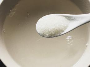 加入一勺白糖搅拌均匀