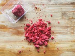 冻干草莓用擀面杖压碎