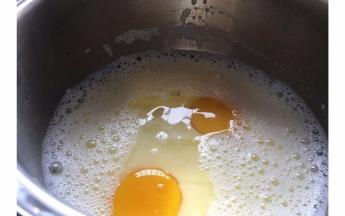 待奶液凉透打入两个全蛋搅拌均匀~