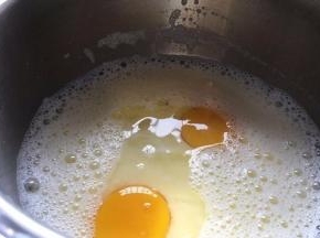待奶液凉透打入两个全蛋搅拌均匀~
