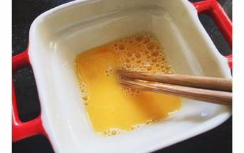 鸡蛋打散，加入少许黄酒