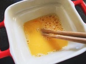 鸡蛋打散，加入少许黄酒