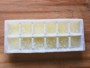 将牛奶放入冰格内冻成冰块