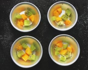 倒入模具内，再放入冰箱冷藏一下即可