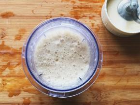 然后将放凉的咖啡和牛奶冰放入搅拌机内打成冰沙，倒入杯子内