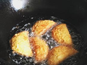 锅内倒入适量油，放入冰淇淋吐司大火炸至金黄即可~用大火炸口感就不会那么油腻了