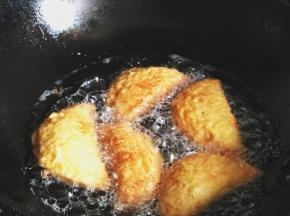 锅内倒入适量油，放入冰淇淋吐司大火炸至金黄即可~用大火炸口感就不会那么油腻了