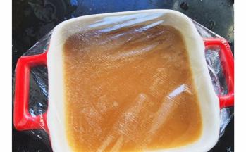 然后混合入鸡蛋中搅拌均匀，过滤两次，包上保鲜膜，放入上汽的锅中蒸5分钟左右