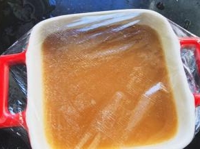 然后混合入鸡蛋中搅拌均匀，过滤两次，包上保鲜膜，放入上汽的锅中蒸5分钟左右