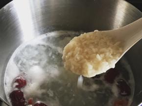 加入五勺酒酿和一块土冰糖搅拌均匀