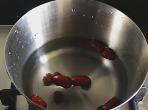 汤锅内倒入适量水，加入红枣和桂圆干煮至沸腾
