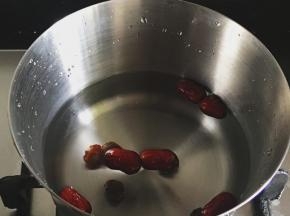 汤锅内倒入适量水，加入红枣和桂圆干煮至沸腾