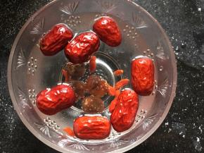 将红枣，桂圆干，枸杞放入清水中浸泡一会