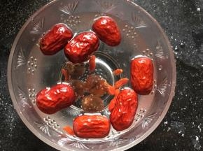 将红枣，桂圆干，枸杞放入清水中浸泡一会