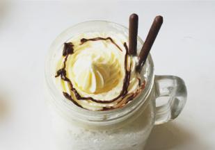 插上饼干棒，淋上巧克力酱即可