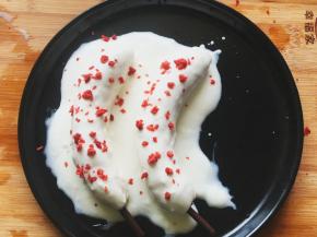 撒在香蕉表面，放入冰箱内冻硬