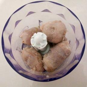 毛芋先蒸熟，去皮 放入料理机打成毛芋泥，（这次没有切小块就放了，机器发出好大的声音，下次还是要切一下）