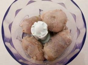 毛芋先蒸熟，去皮 放入料理机打成毛芋泥，（这次没有切小块就放了，机器发出好大的声音，下次还是要切一下）