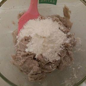 加入60克玉米淀粉，盐少许（等一下炸好还要撒椒盐）