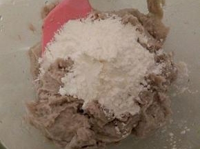 加入60克玉米淀粉，盐少许（等一下炸好还要撒椒盐）