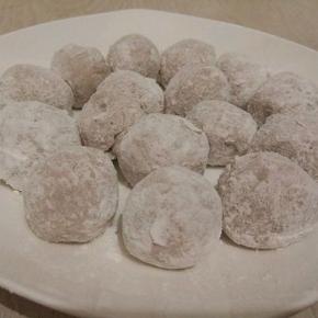 手心放一点玉米淀粉，揪一点毛芋泥揉圆就可以，