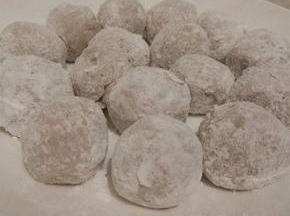 手心放一点玉米淀粉，揪一点毛芋泥揉圆就可以，