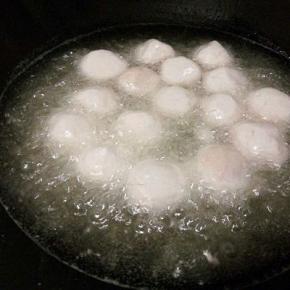 油稍微多一点，7成8热的时候，下毛芋丸子，先不要动它，等表面定型以后，用筷子慢慢翻，